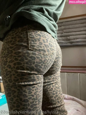 friskyfeline69 - ཐ        ཋ