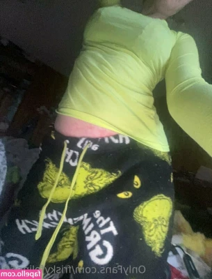 friskyfeline69 - POV  you re taking pictures of me and I m ignoring you