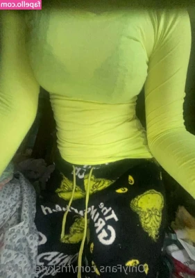 friskyfeline69 - sandy toes 🌊