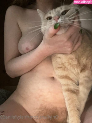 friskyfeline69 - Look how I put body lotion on my naked body