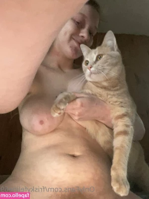 friskyfeline69 - Tell me how good of a girl I am and maybe I’ll show you more 💜