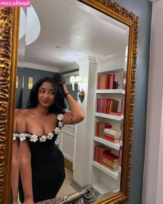 Maitreyi Ramakrishnan [ maitreyi-ramakrishnan ] - Queen of the jungle. 👑🌴🦜🥥
