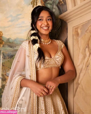Maitreyi Ramakrishnan [ maitreyi-ramakrishnan ] - Wanna 69    Watch a one minute video of me wearing only these boots