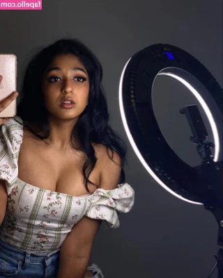 Maitreyi Ramakrishnan [ maitreyi-ramakrishnan ] - It s just a liiiiiittle higher to see my naked breasts  my dark brown