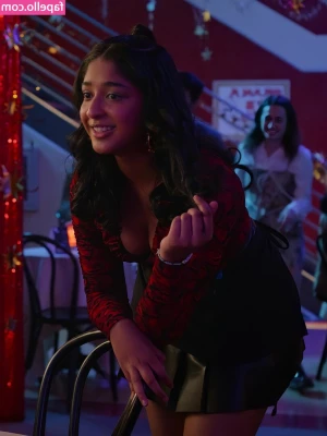 Maitreyi Ramakrishnan [ maitreyi-ramakrishnan ] - I’m in front of you like this. Wyd ?
