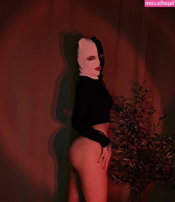 Ella Flare [ ella-flare ] - Who’s pulling at my skirt??👻 It really looks like it’s being
