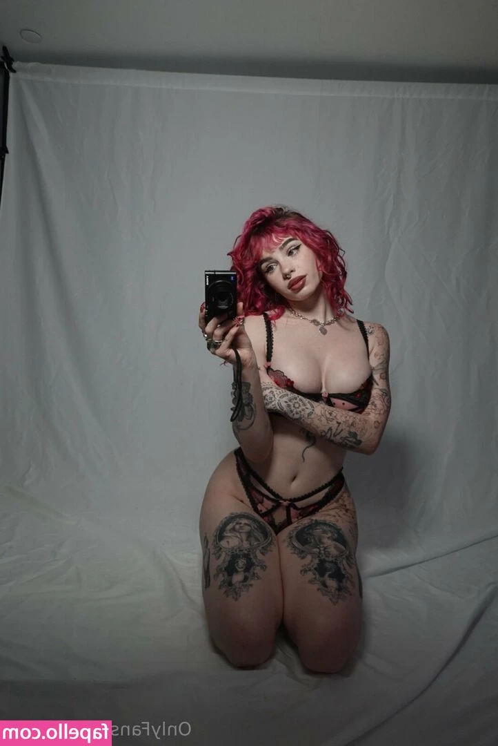 Emily Oram [ emily-oram-27 ] - A mojarme un poco 💦