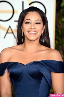 Gina Rodriguez [ gina-rodriguez ] - Singing my heart out and enjoying my reflection