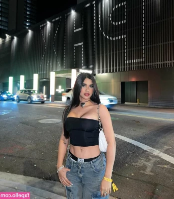 Valeria Carruyo [ valeria-carruyo ] - lalalala  p s  feel free 2 send me music to dance 2 uwu
