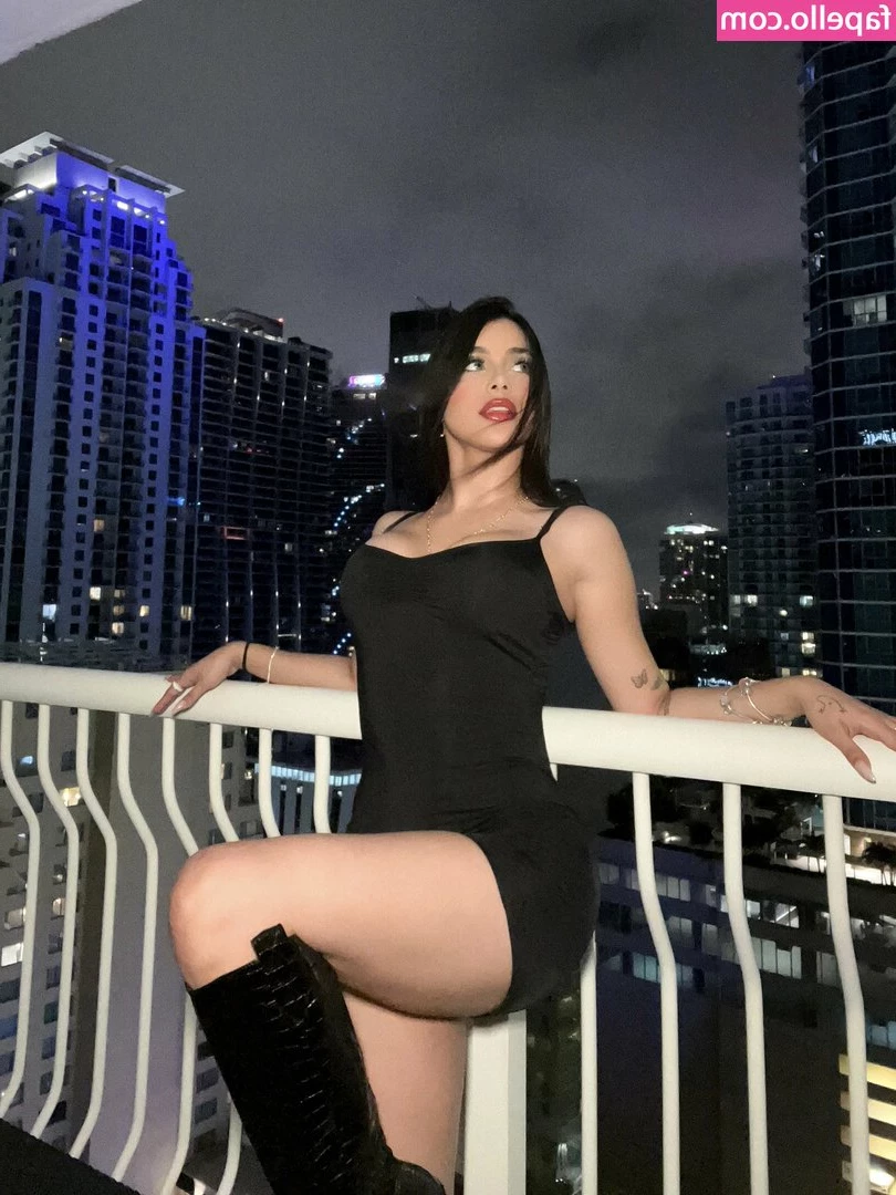 Valeria Carruyo [ valeria-carruyo ] - LatinHunk