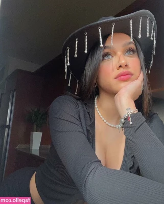 Valeria Carruyo [ valeria-carruyo ] - cock out of my pants