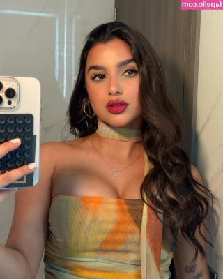Valeria Carruyo [ valeria-carruyo ] - Swipe to take the girls out, bend me over, and drop these bottoms to