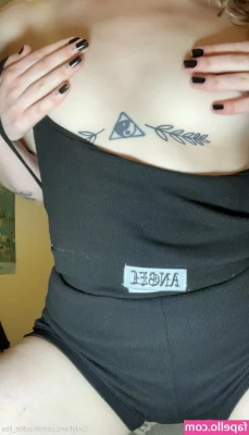 freckle_fox [ freckle-fox ] - Who can help him please 🥵🥵