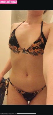 freckle_fox [ freckle-fox ] - How would you feel if I stroke your dick in between my titties and