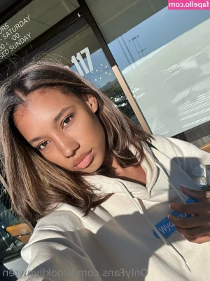 brookliynwren - Le comenté a mi compañero de trabajo que tenía un onlyfans  Me