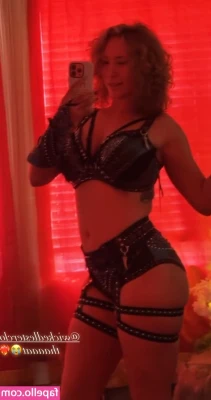 Nikkita Lyons [ nikkita-lyons ] - Would you suck the sweat out of my sole holes?