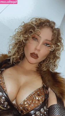 Nikkita Lyons [ nikkita-lyons ] - Tummy appreciation
