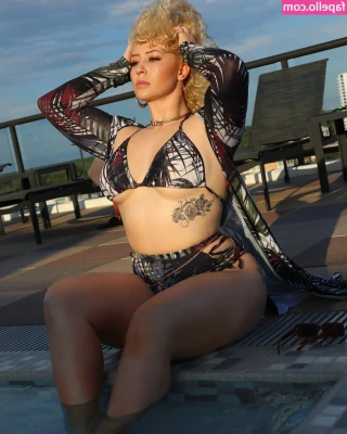 Nikkita Lyons [ nikkita-lyons ] - Hey  Lick my soles part 1