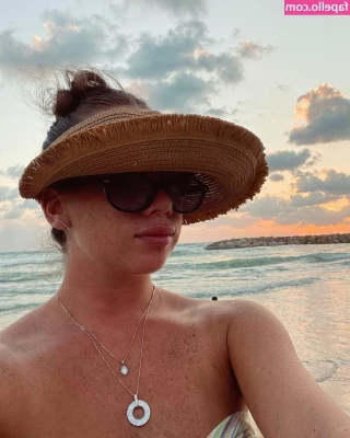 Sienna Labe [ sienna-labe ] - I m in a playful mood right now   My DM s are open