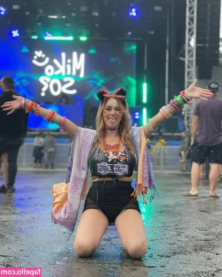 Chloe Moniz [ chloe-moniz ] - Ya girl got some new shit  like and comment below  Pink can be so hot