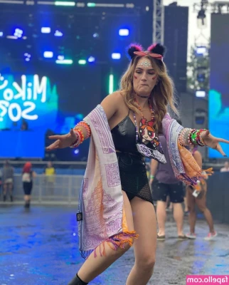 Chloe Moniz [ chloe-moniz ] - can we have fun