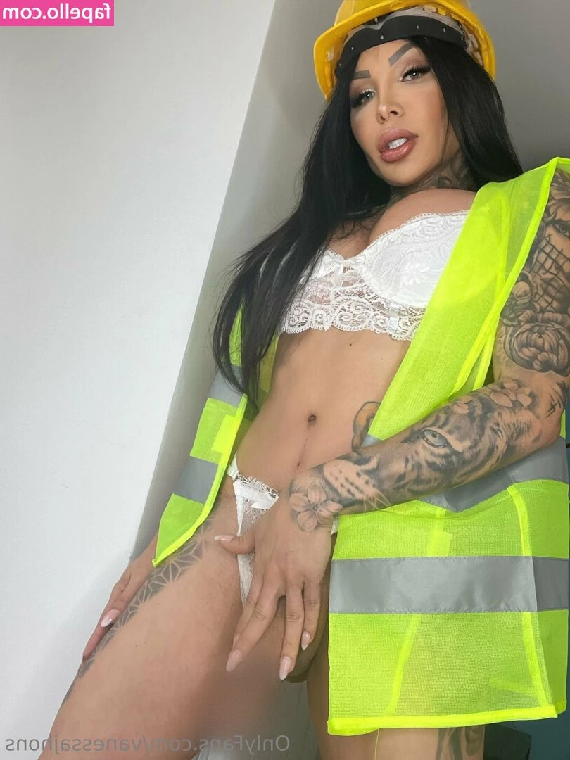 vanessajhons [ vanessajhons-1 ] - look at me straight in the eyes 🫣