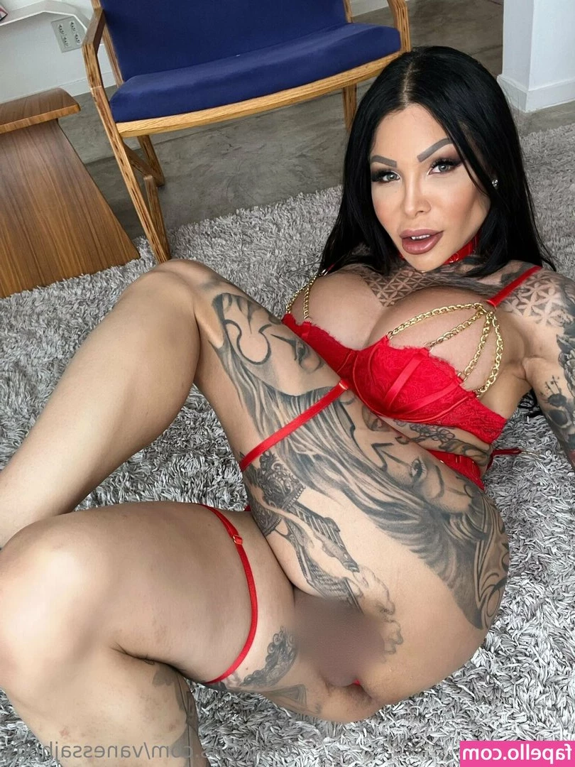 vanessajhons [ vanessajhons-1 ] - Having some kinky thoughts...can you guess what i’d do with the