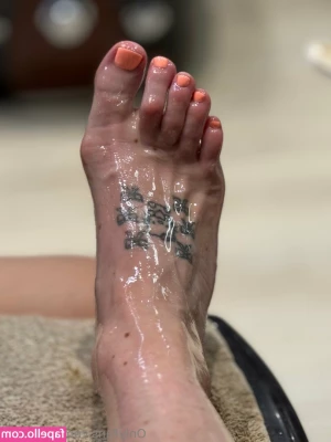 toe_hawk [ toe-hawk ] - I know you got a sweet tooth for this cake 😋💋