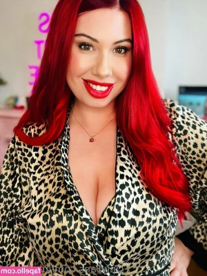 lucy-jones - Bouncing my booty with my butt plug in
