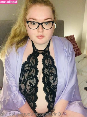 purple_leo_vip [ purple-leo-vip ] - who loves phat coochie & pretty toes???