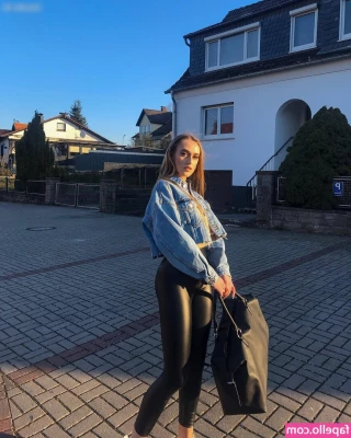 emelie.amber [ emelie-amber ] - Still awake? Let’s savor every moment this weekend has left.🍑 DM
