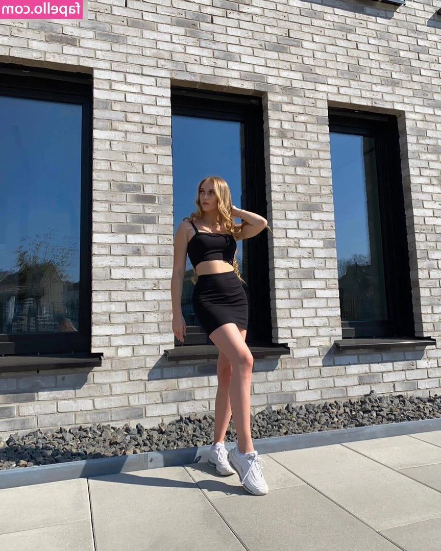 emelie.amber [ emelie-amber ] - Who d be interested in a foot job video  I think 2 of you may already