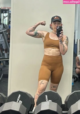 Alyssa Mercante [ alyssa-mercante ] - Buzz get my tits out!