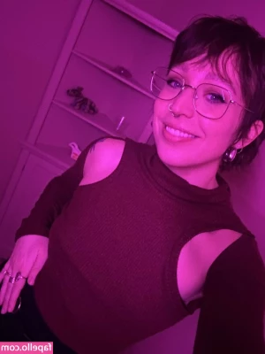 Alyssa Mercante [ alyssa-mercante ] - I have a sneaky suspicion that you are looking up my skirt