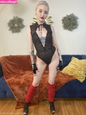 Lola Fae [ lola-fae ] - Who wants to slide jewelry on my toes