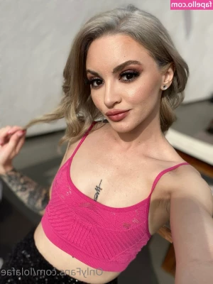 Lola Fae [ lola-fae ] - Hi and happy ass Wednesday! Would you prefer to kiss my ass from the