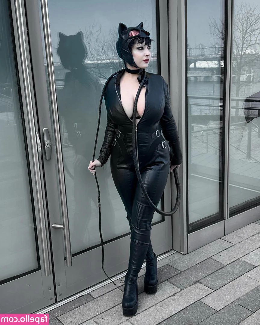 ghoulishbats - Wanna see what’s underneath? 😇