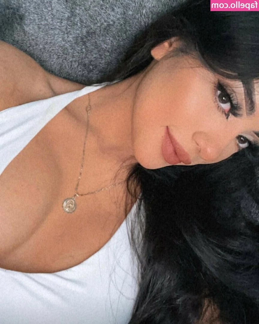 jailenegonzalezxo - Que rico tocarse los pechos  How nice to touch your breasts